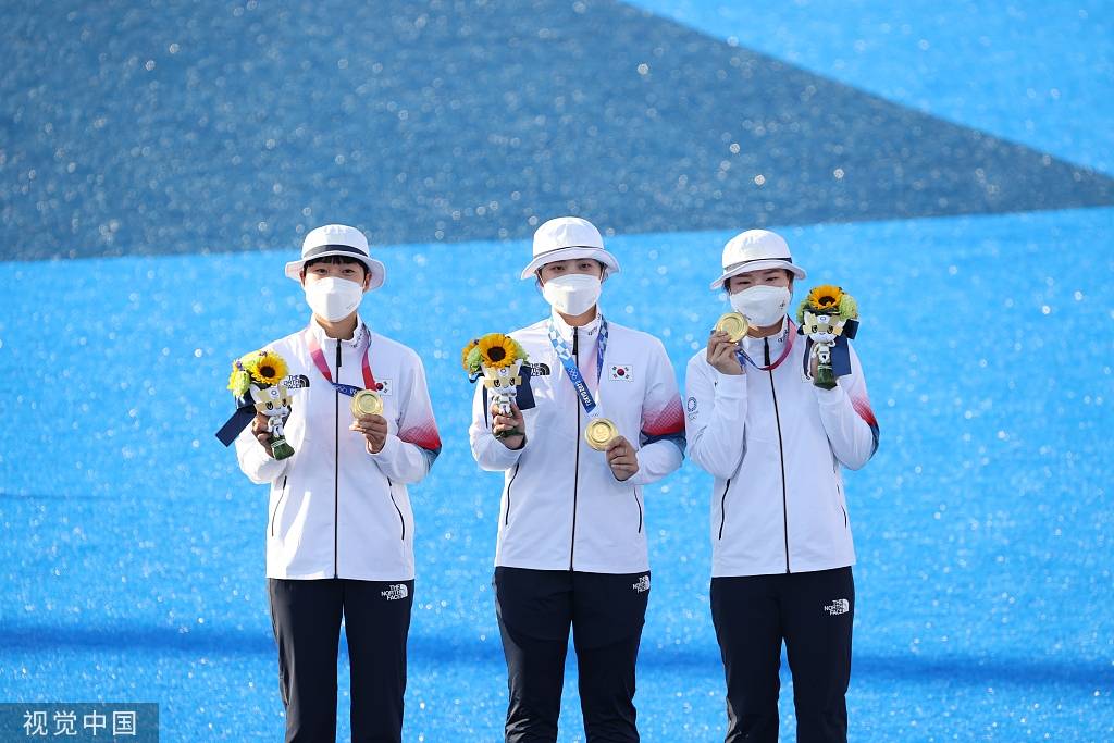 高清:韩国队夺射箭女子团体金牌 领奖台兴奋激动