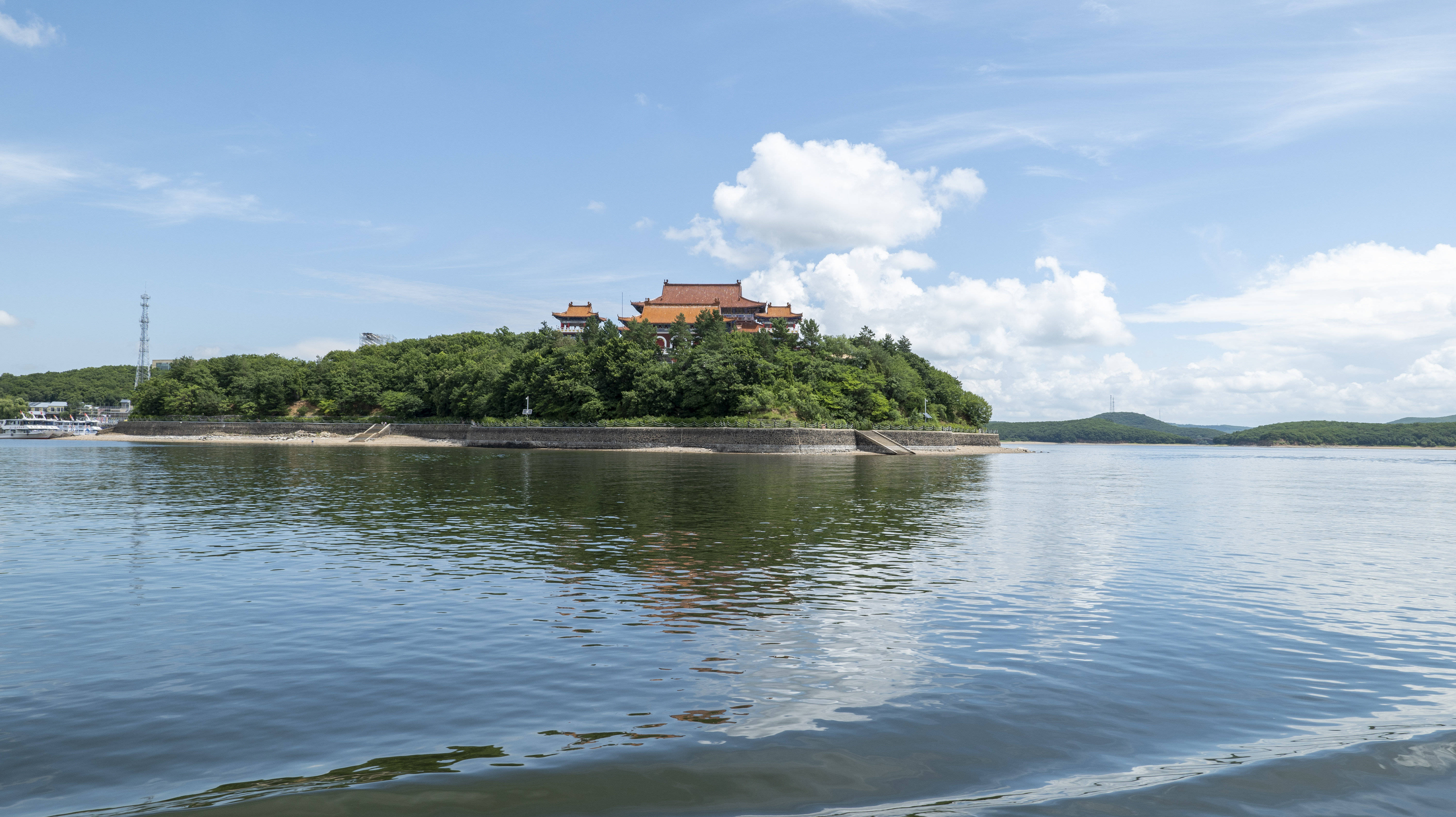 秀丽旅游胜地镜泊湖