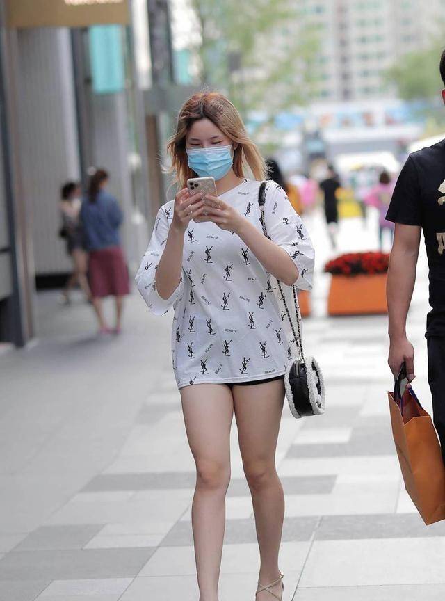牛油果|梨形怎么穿？选择修身的黑色连衣裙，显瘦又有魅力！