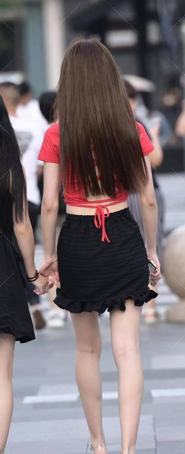身材|尽显时尚美女潮流气息感的连衣裙，扑面而来的成熟感，飘逸潇洒