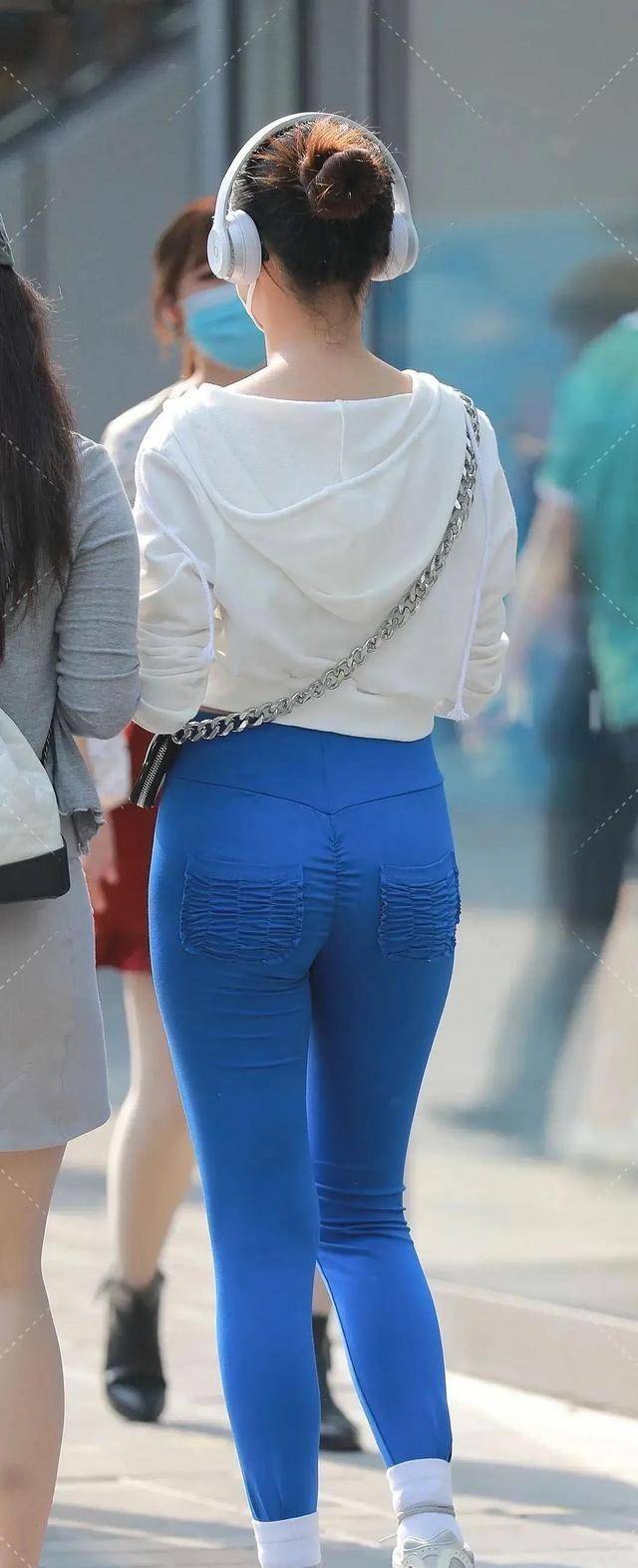 显得|整洁利落的打底裤增添潮流风度，展示姑娘的白皙美脚，酷劲十足