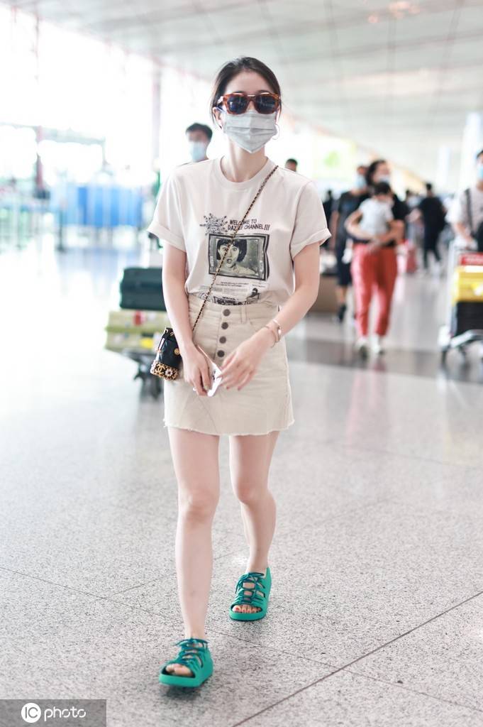 张雪迎身着t恤与白色短裙甜美随性