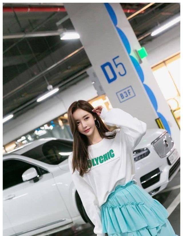 设计|美女白色T恤搭配蓝色不规则百褶裙青春靓丽美,让你拥有整个夏天