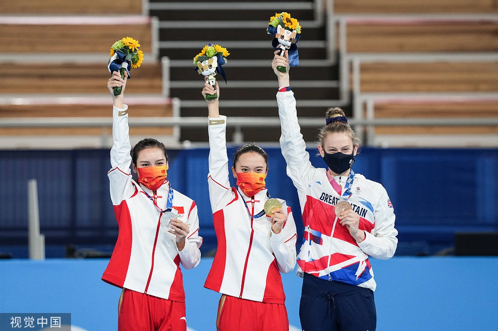 高清图朱雪莹刘灵玲登台领奖手拿奖牌开心合影