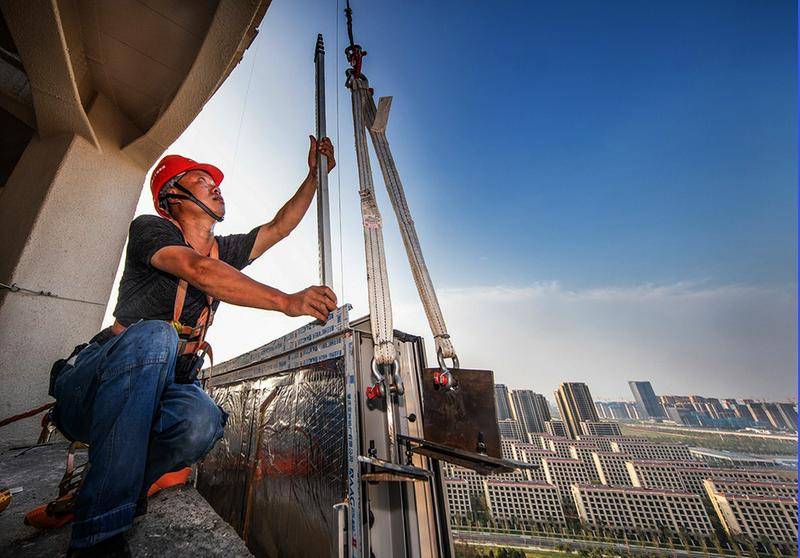 高温酷暑下,中铁二十局员工为十四运打造新高度_施工