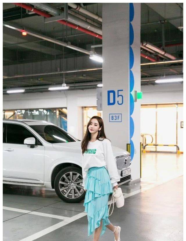 设计|美女白色T恤搭配蓝色不规则百褶裙青春靓丽美,让你拥有整个夏天