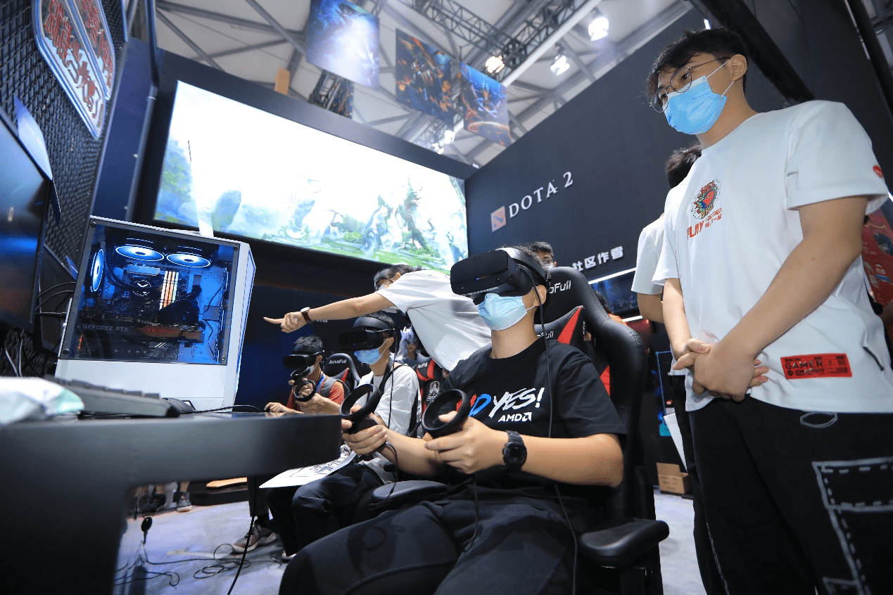 (圖為玩家在完美世界遊戲展區體驗vr電競設備)