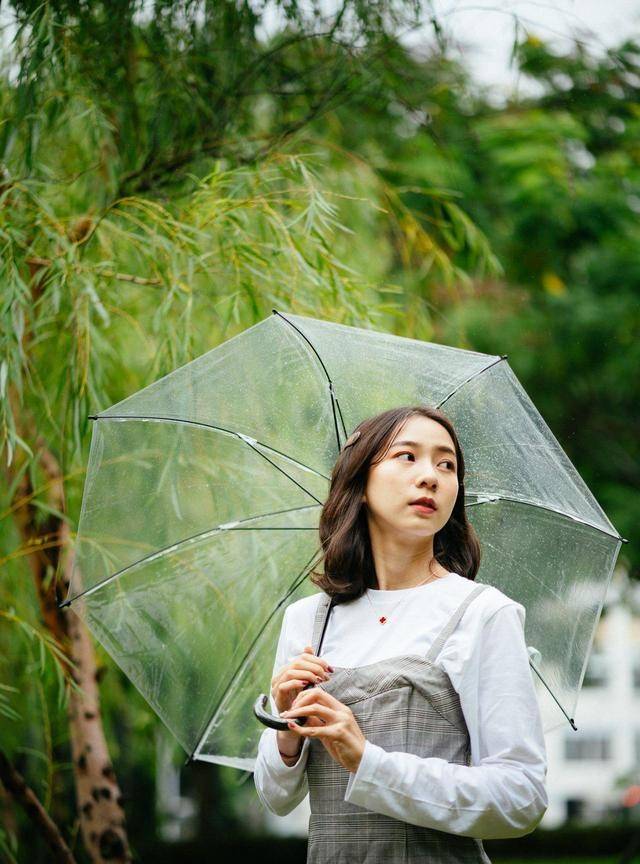 部位|背带裙搭配白色小衫，2021这样穿，减龄甜美给你满满的少女感