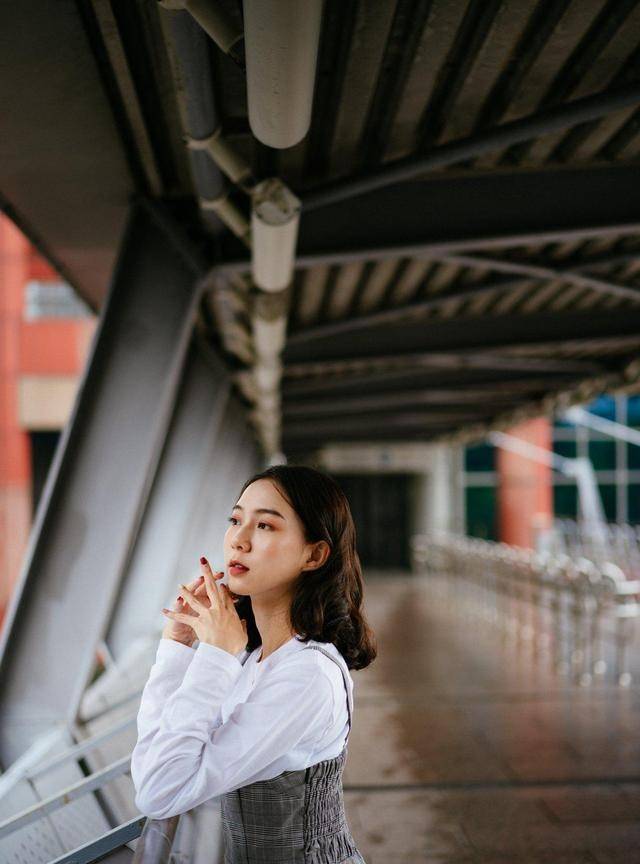 部位|背带裙搭配白色小衫，2021这样穿，减龄甜美给你满满的少女感