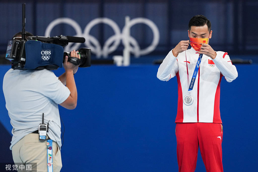 高清图:董栋出席蹦床颁奖礼 手举银牌与冠军合影