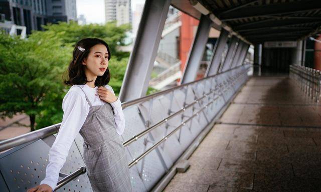 部位|背带裙搭配白色小衫，2021这样穿，减龄甜美给你满满的少女感