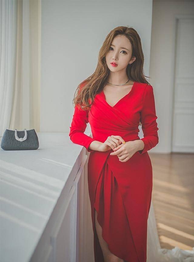 设计|不论是酒红色或米白色的连衣裙配上丝袜高跟鞋，都是妥妥的女神范