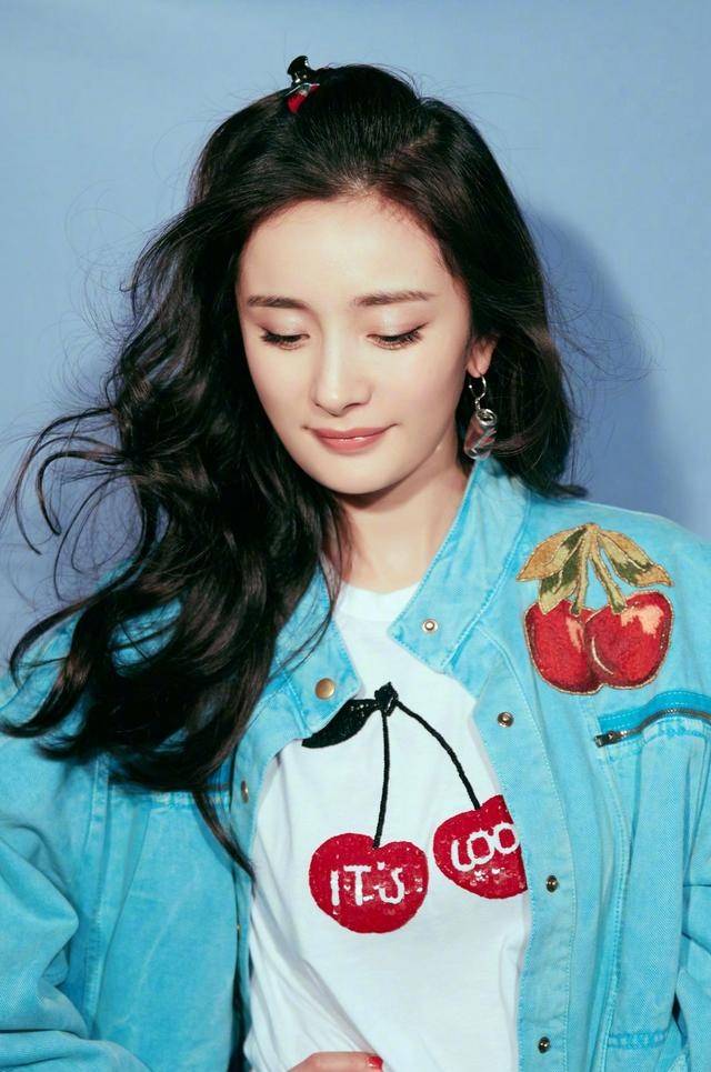 美女明星杨幂牛仔系列搭配秀美腿,你是喜欢清新还是炫酷呢?