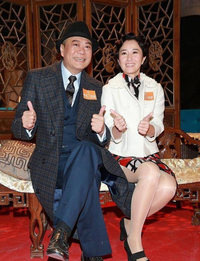 贵妇|张家辉妻子真挺有贵妇感的,穿成富太太样有点显龄,但气质真不错