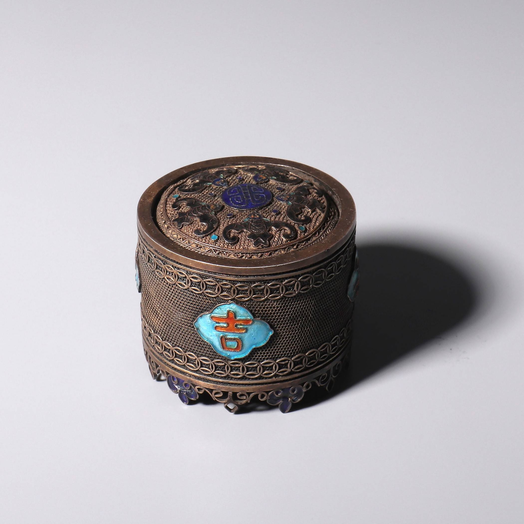 衔接紧实,器身和盖面镶嵌网状银丝,盖面在银丝上以珐琅彩饰五只蝠纹