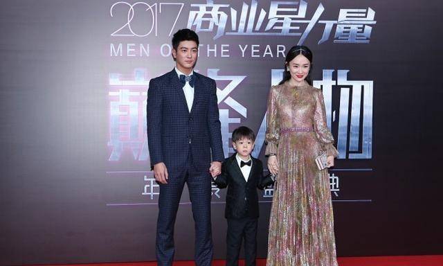 短裙|霍思燕对身材挺自信，穿着“透纱”短裙，抱着孩子却把身材藏住了