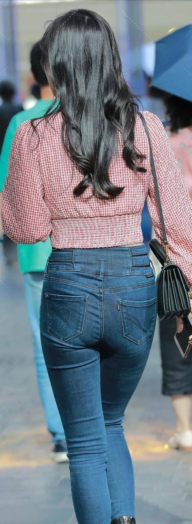 身材|白色荷叶边衬衫和红色格子衬衫，环肥燕瘦各有千秋，好看还有气质