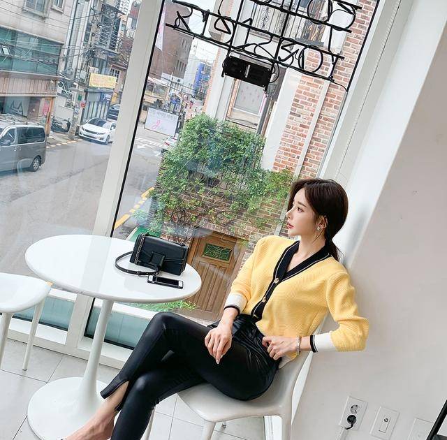 御姐|韩国模特孙允珠韩版淡黄色针织小开衫搭配修身九分小脚皮裤网拍