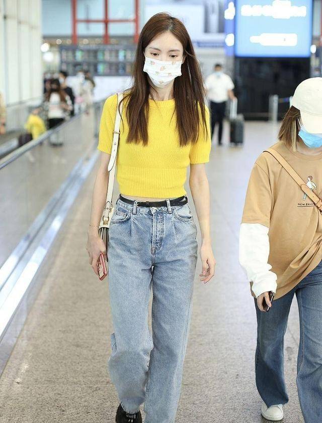 私下里|金晨私下里也跟走T台似的，穿牛仔外套还少一块布，看着真够个性