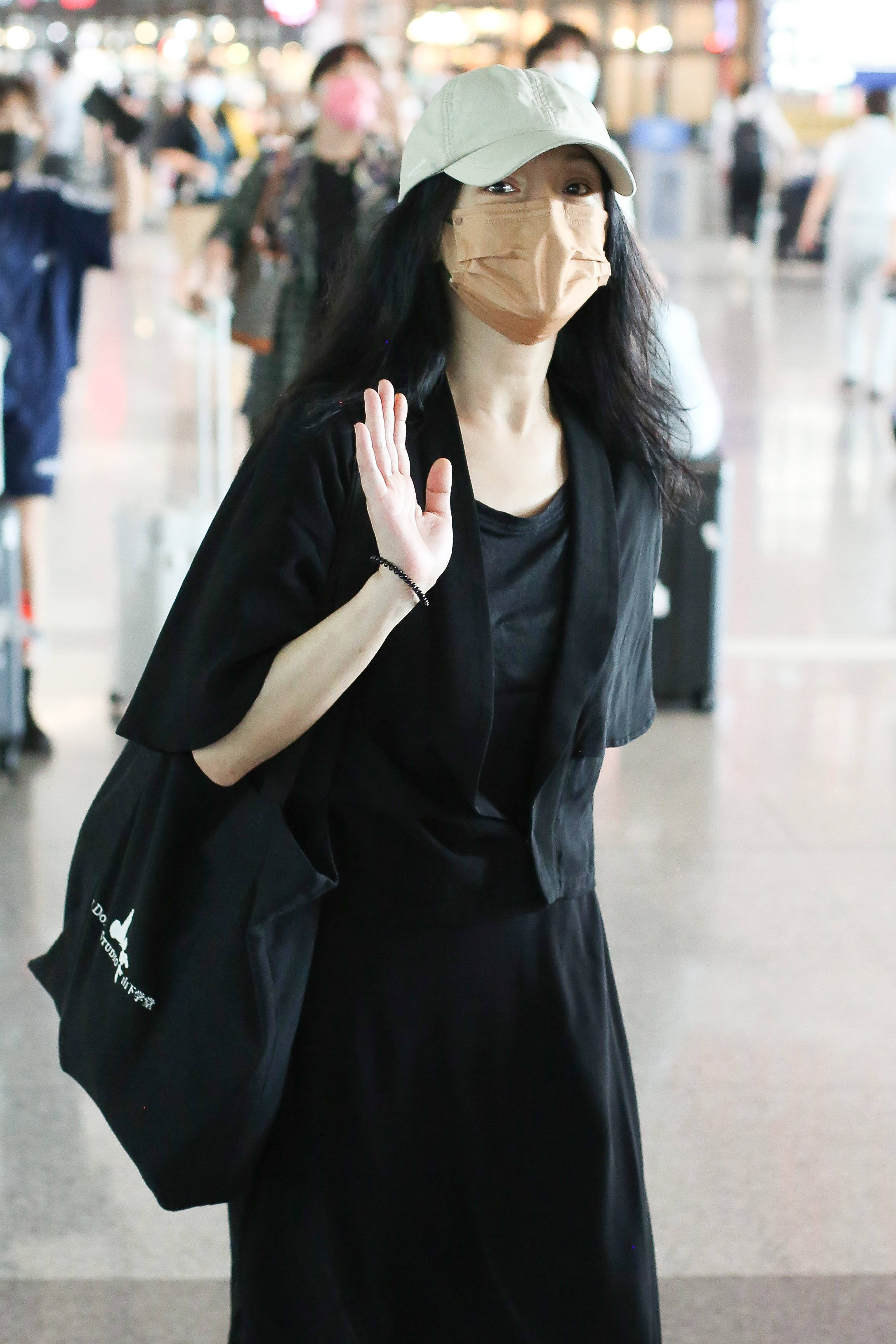 1/ 12 2021年8月2日,北京,周迅现身机场. 周迅遇镜头微笑挥手.