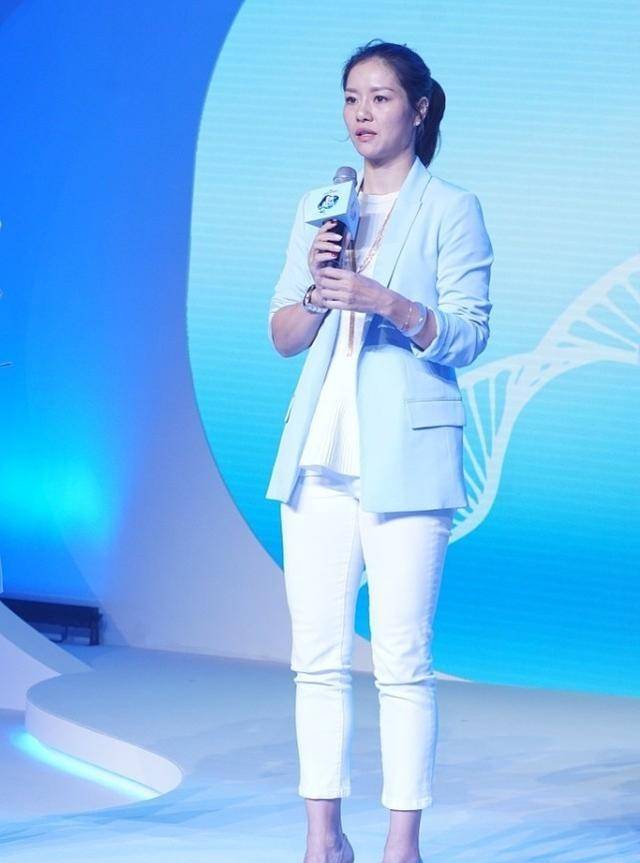 李娜|侯佩岑和李娜同框，两人都穿蓝色，但明星和运动员的差别看出来了