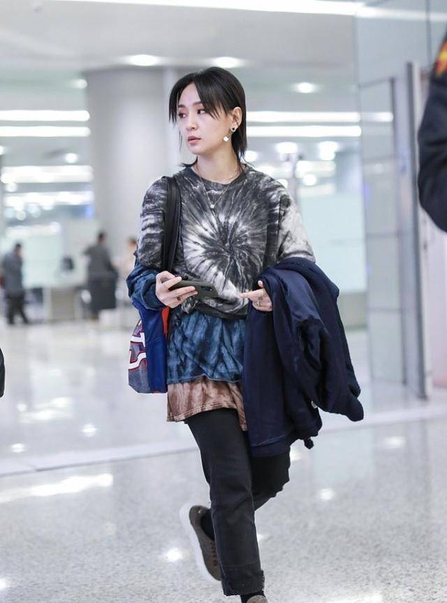 服装|周笔畅私底下真接地气，头发随便抓一抓就出门，素颜出镜也不在乎