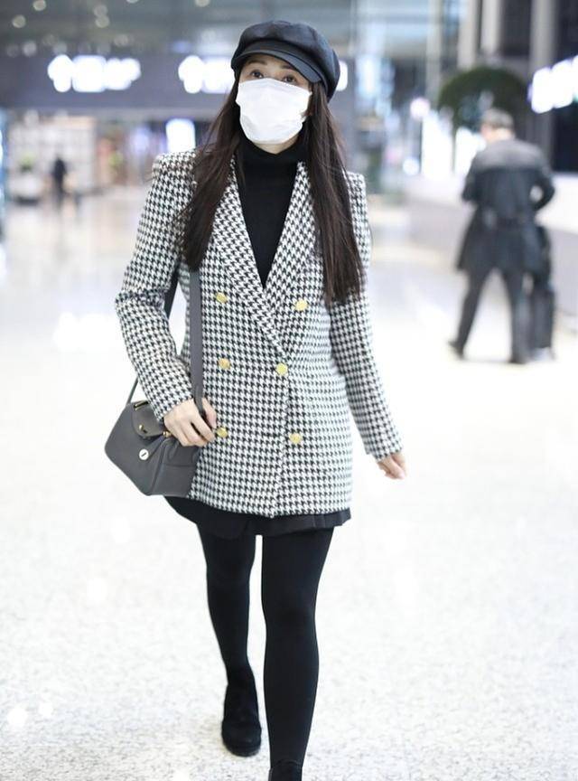 感觉|伊能静低调现身机场,虽戴着口罩看不清脸,但弯弯的眼睛却好显嫩