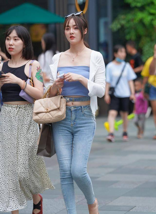 小脚|丰润紧致的微胖美女，简单得体的小脚牛仔裤，清爽又洒脱