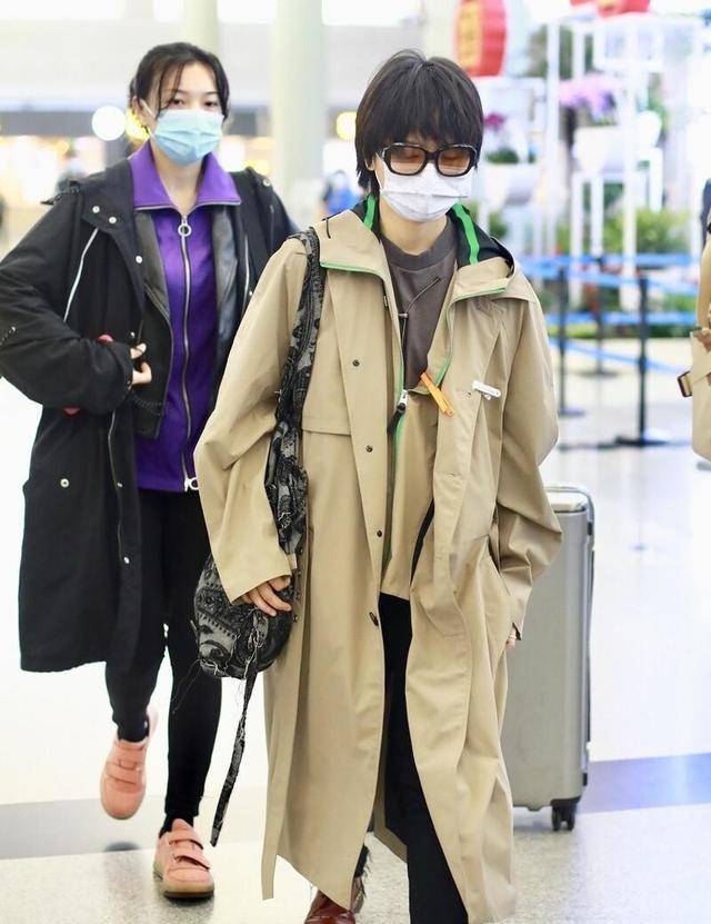 服装|周笔畅私底下真接地气，头发随便抓一抓就出门，素颜出镜也不在乎