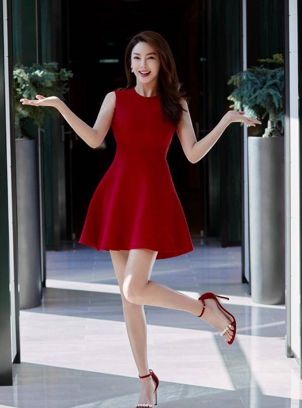 张雨绮|张雨绮微博之夜造型曝光，一袭云朵裹身裙高级又大气，妥妥的C位