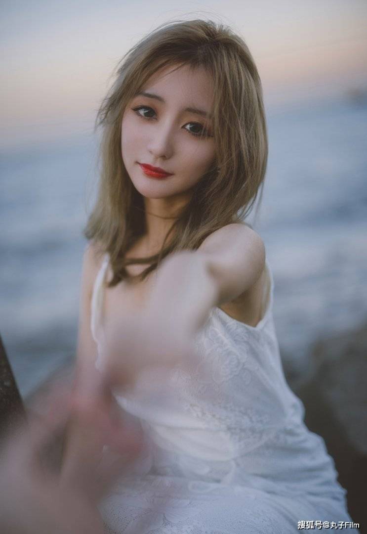 性感美女时尚写真:白色薄纱长裙户外唯美随拍,清纯养眼迷人!
