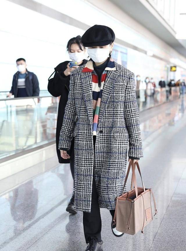 服装|周笔畅私底下真接地气，头发随便抓一抓就出门，素颜出镜也不在乎