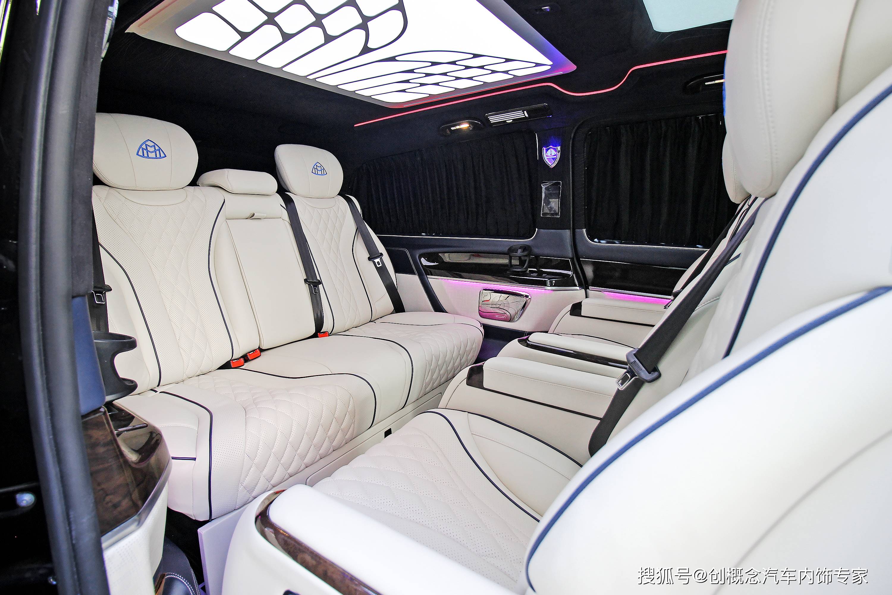 深圳奔驰v260七座无隔断内饰改装蓝白色双开门简约商务感爆棚