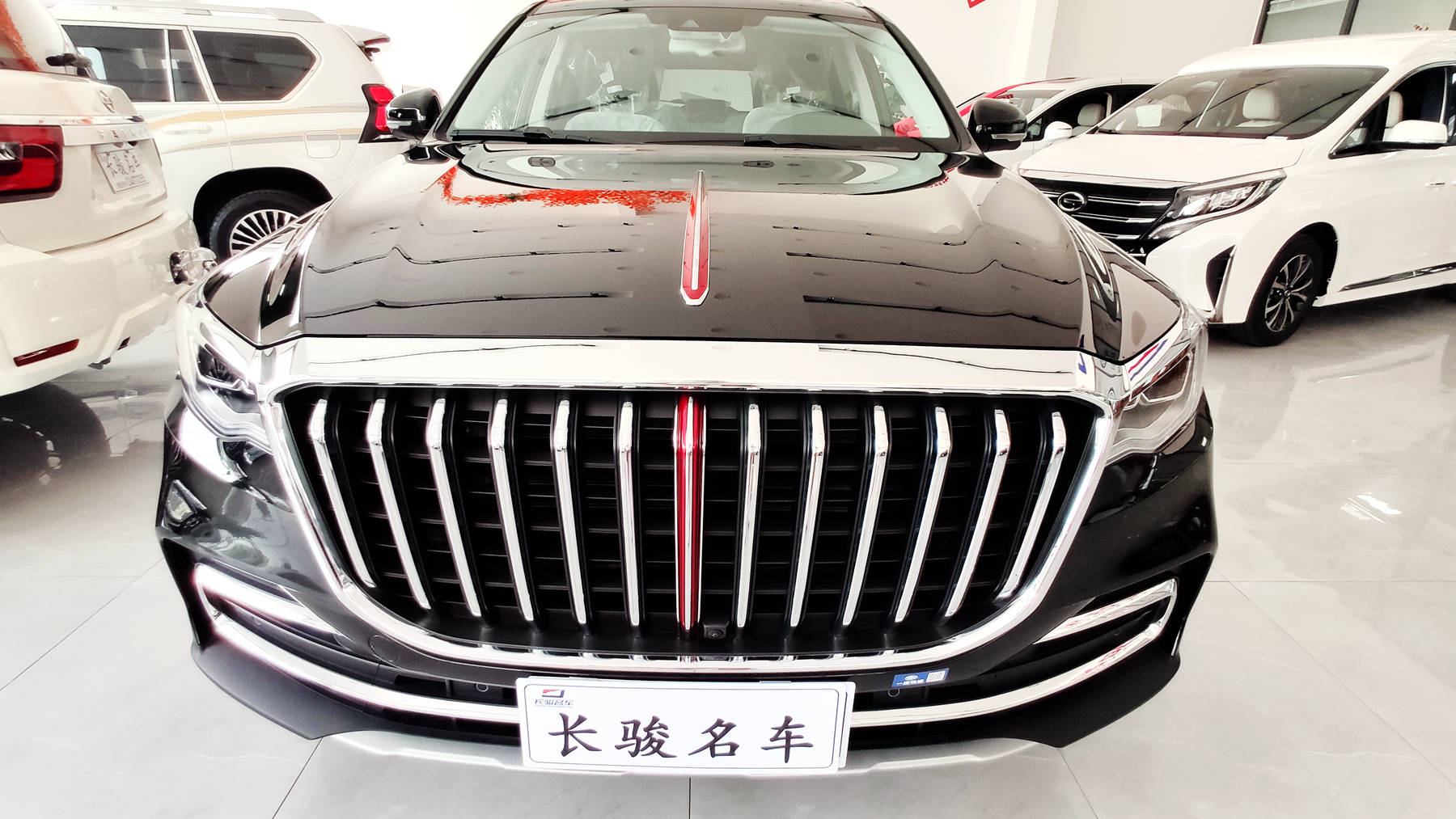 大型suv标杆红旗hs7到店实拍,车标很显眼20万起售