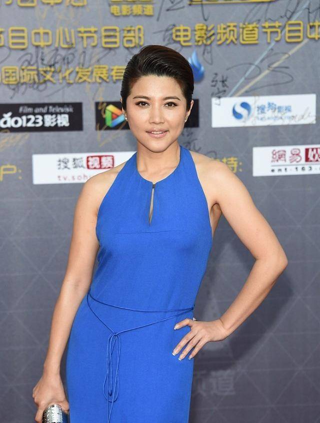 好身材|曾获八料影后的颜丙燕,穿衣也挺大胆的,领子开条缝真撩人