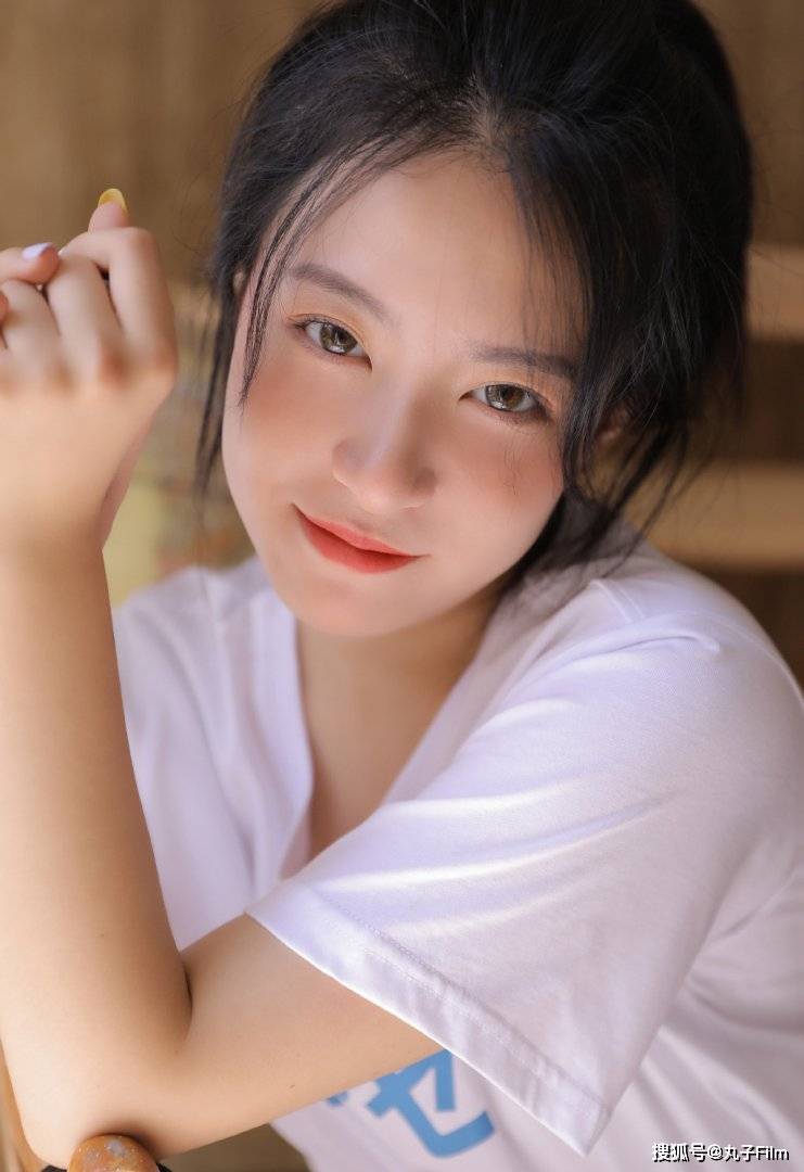 性感美女时尚写真清新白t少女笑容甜美清纯可爱养眼迷人