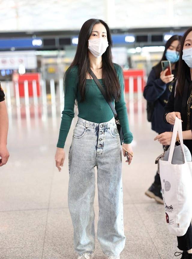 身材|张碧晨可真不像当妈妈的样，身材纤瘦大长腿吸精，太有少女感了