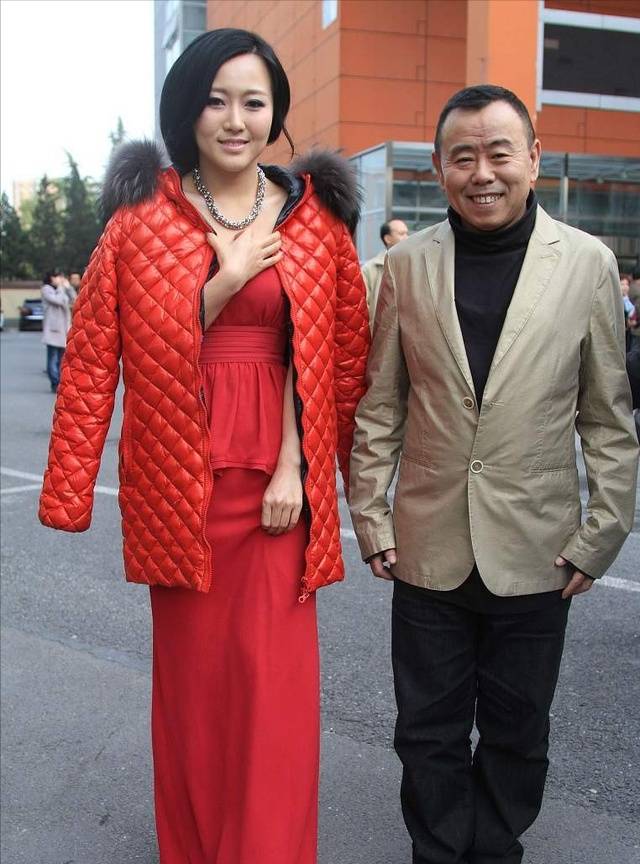 身材|潘长江女儿潘阳虽然瘦却不柴，穿红色抹胸秀曲线，但拜拜肉挺突兀