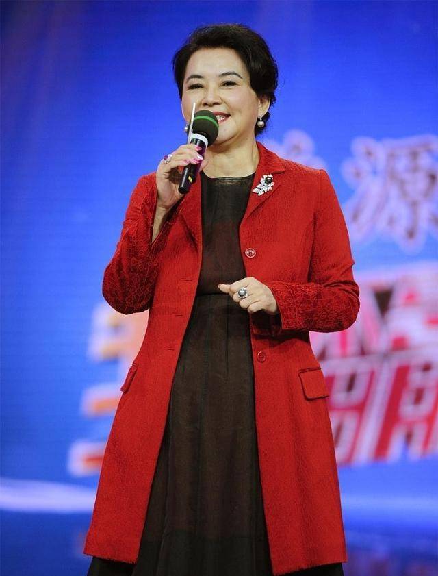 姨奶奶|女人老了也能有魅力，胡慧中皮肤松弛依旧优雅，哪像孙俪的姨奶奶