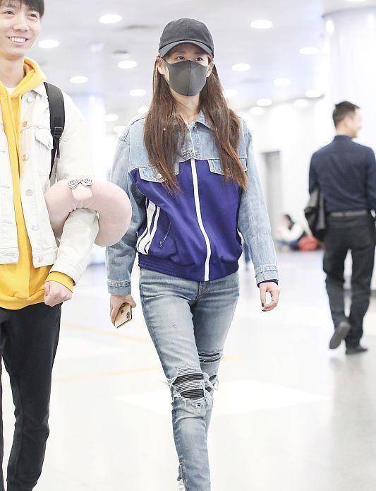 服装|颖儿付辛博太恩爱了，携两岁女儿为老公加油，女儿捂脸太可爱