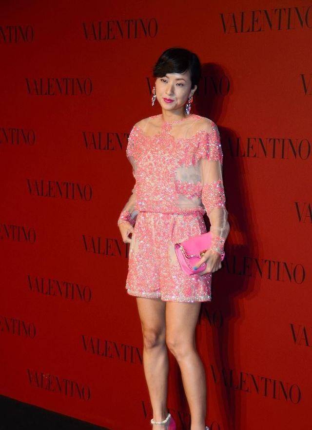 材质|陈奕迅的妻子真挺不一般的，肤色不白还要穿粉色，好在气质很高级