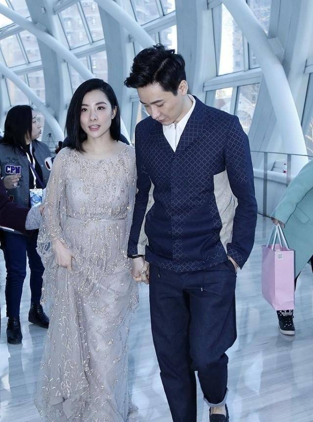 场合|刘璇的裙子有点长，感觉走路都会踩到，但老公在一旁拉着她好体贴