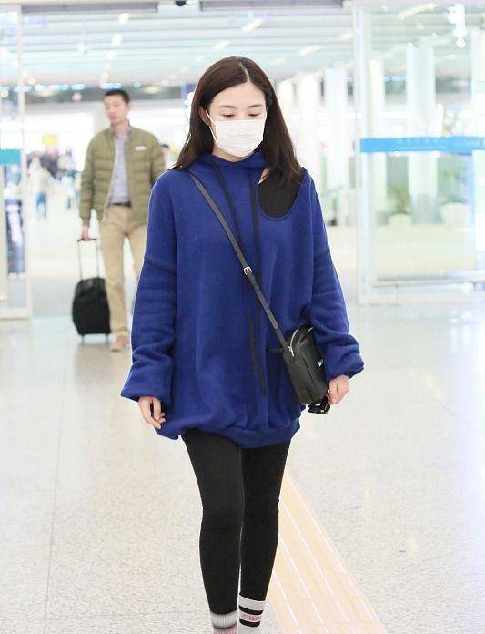 张含韵|张含韵真有30多了?穿萝卜色羽绒服跟小姑娘似的,也太可爱了