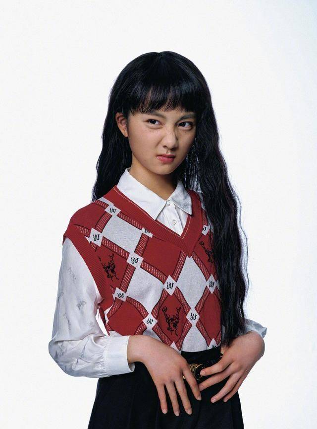 都拍|黄磊女儿都拍时尚大片了,出道还会远吗?长发美到几乎认不出