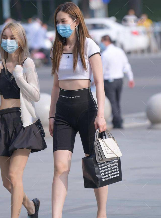 黑色|紧身五分裤,一不小心就容易穿出俗气,上衣搭配就显得非常重要了