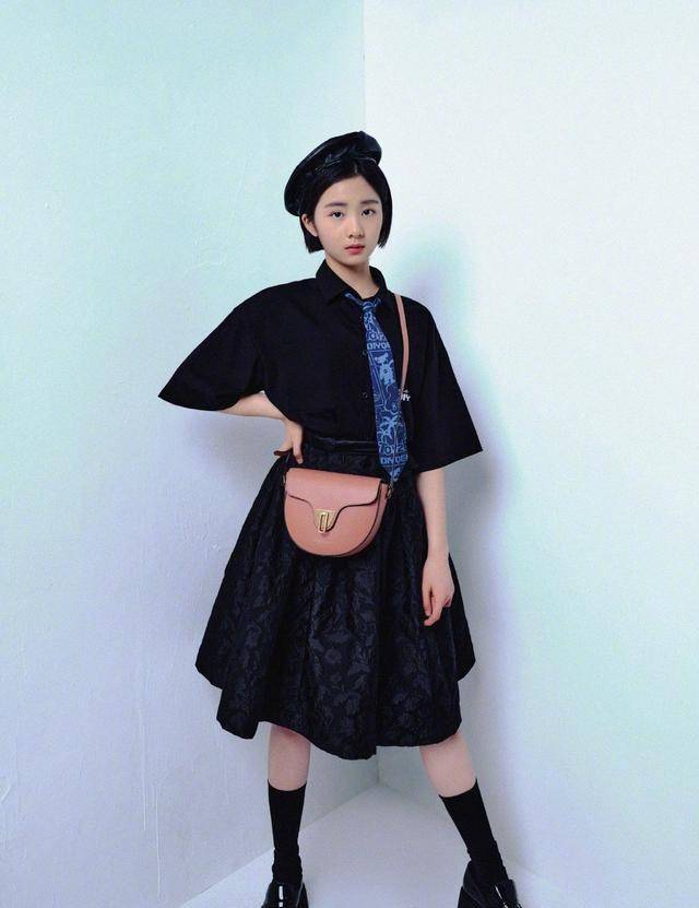 都拍|黄磊女儿都拍时尚大片了,出道还会远吗?长发美到几乎认不出