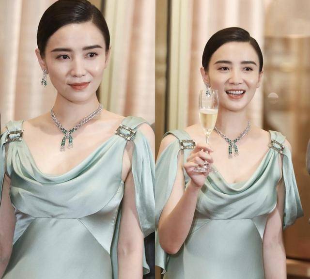 身材|自信的女人真美，宋佳一袭“晃荡领”礼裙，从上往下看也很撩人