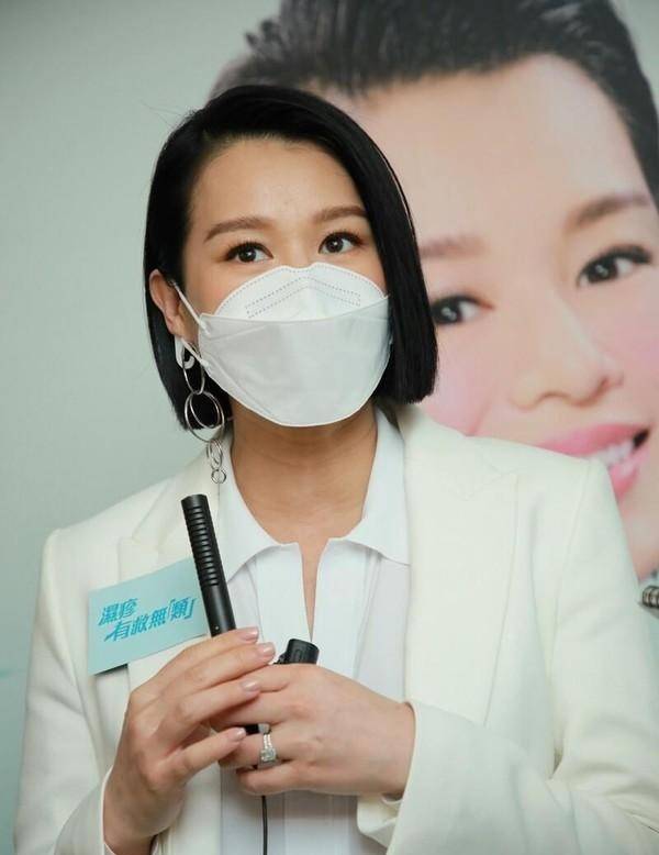 黑色|胡杏儿为捞金真是拼，挺8月孕肚现身记者会，一身西装还挺显瘦