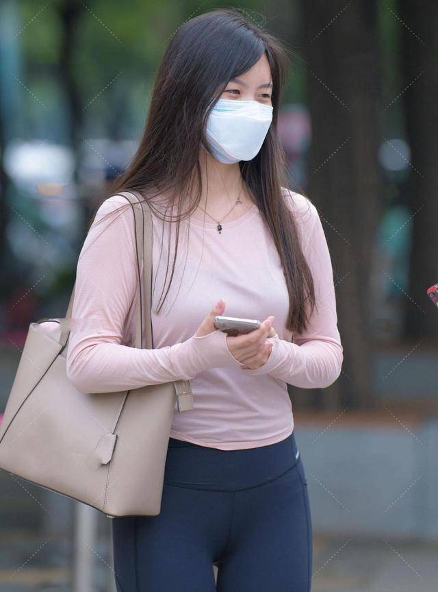 黑色|黑色运动裤搭配淡粉色长袖体恤，贴身舒适柔软透气，青春有活力