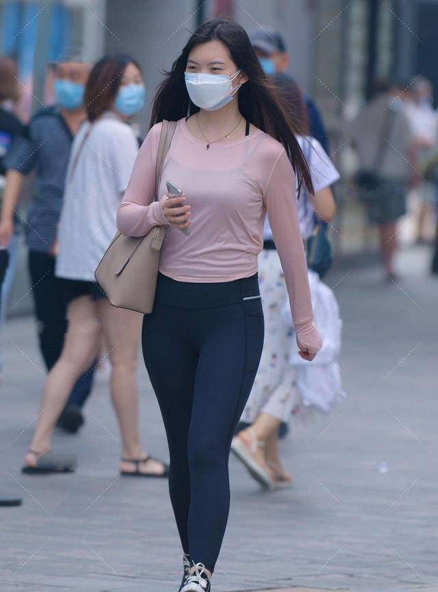 黑色|黑色运动裤搭配淡粉色长袖体恤，贴身舒适柔软透气，青春有活力
